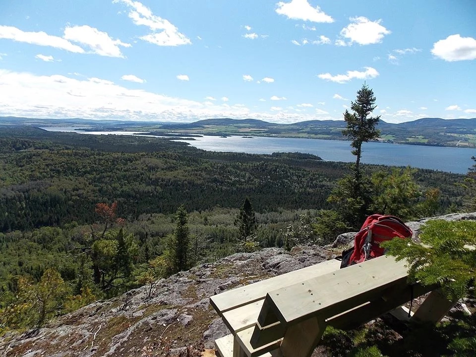 L'auberge et le camping du Lac Malcom sont situés à Sayabec en Gaspésie - photo pour page reservation chambre - lac matapedia