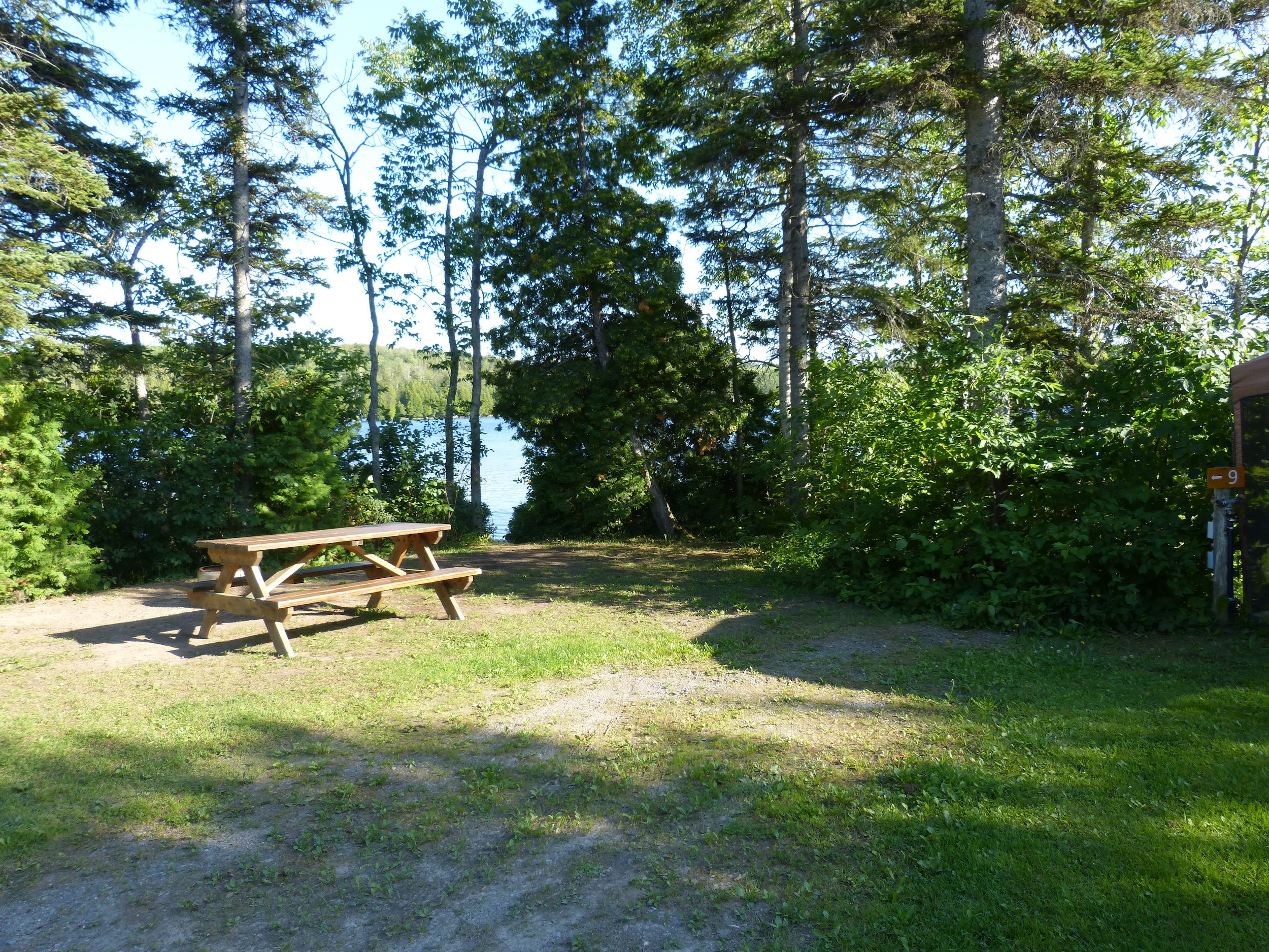L'auberge et le camping du Lac Malcom sont situés à Sayabec en Gaspésie - photo pour page reservation chambre